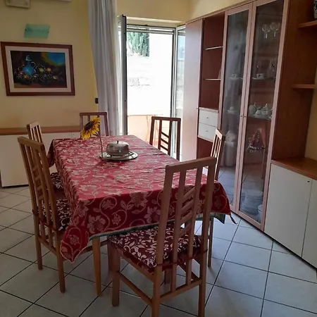 Tra Castello E Porto