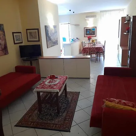 Tra Castello E Porto